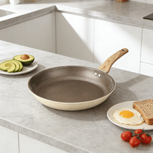 Padella Antiaderente con Manico Effetto Legno, Padella in Granito Bianco Compatibile con Fornelli a Induzione e Gas, Utensile da Cucina - Product Image 5