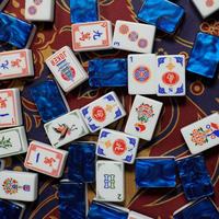 Jeu de tuiles de mahjong en acrylique rouge de luxe, moderne, automatique, pliable, durable, écologique, pour casino et divertissement