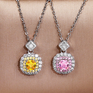 Collana con Pendente da Donna con Pietra Rosa Taglio Principessa, Catena a Grappolo Intarsiata, Gioiello Elegante e alla Moda - Product Image 1