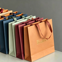 Sac fourre-tout de luxe personnalisé en carton blanc, papier haute résistance, capacité de charge stable pour l'emballage de cosmétiques, de cadeaux et de parfums