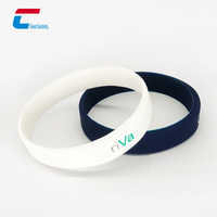 Bracelet NFC en silicone fin noir pour réseaux sociaux, avec URL encodée et fonction RFID