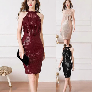 Robe de soirée mi-longue sans manches à col halter, à sequins et franges, avec superposition transparente - Product Image 1