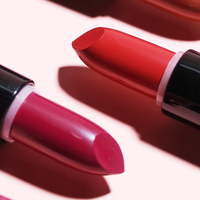 Rouge à lèvres rose hydratant végétalien à marque privée, fini mat longue tenue et waterproof, avec logo personnalisé pour les lèvres