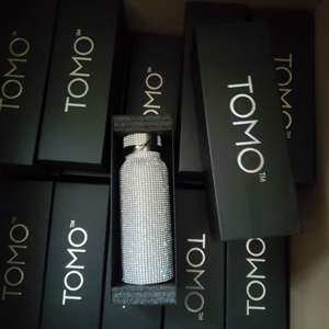 Diamond-studded Insulated Water <b>Bottle</b> for Modern and Fashionable Ladies with a Cross-body Chain - Product Image 6