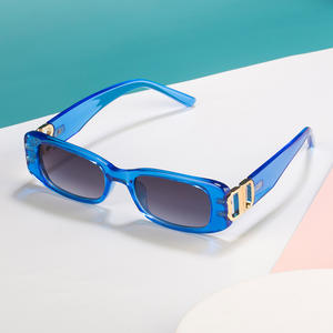 Lunettes de soleil chics pour femmes, petite monture, UV400, matériau PC, classe 2, style tendance et à la mode pour un usage quotidien - Product Image 4