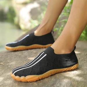 Chaussures de marche Fly Knit à semelle en caoutchouc, faciles à enfiler, respirantes, toutes saisons, couleur unie, bout fermé, doublure en maille - Product Image 3