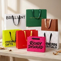 Sacs cadeaux de luxe pour vêtements avec logo personnalisé imprimé, sacs en papier blanc écologiques recyclables avec poignée en corde de coton/ ruban