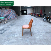 Ensemble de sièges de restaurant modernes en cuir orange avec table à manger en bois couleur noyer et chaises de salle à manger pour café bistro
