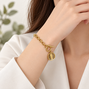 สร้อยข้อมือแบบมีจี้เหรียญ - สแตนเลสสตีล ชุบทอง 14K ด้วยระบบสุญญากาศ ขนาด 210 มม. - Product Image 4