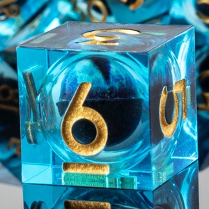 Ensemble de dés DND œil de <span class=keywords><strong>dragon</strong></span> bleu océan, dés polyédriques avec chiffres argentés, 1 pièce, 18 mm, œil de <span class=keywords><strong>dragon</strong></span> D6 pour Dungeons and Dragons, jeu de rôle de table - Product Image 3