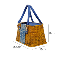 Handgeweven rotan handtas met etnisch geborduurde patch, blauwe leren handvat, stro tas voor zomerse strandvakantie