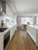 Meuble de cuisine en forme de L, plan de travail en bois, portes blanches, poignées noires, panneau MDF écologique E1, stratifié PVC, ensemble de rangement personnalisé