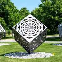 Grande sculpture géométrique abstraite contemporaine en métal pour l'extérieur, sculpture de paysage en cube