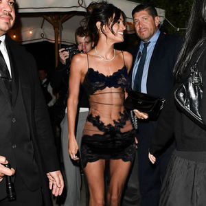 Robe longue en dentelle transparente pour femme T-1144 - Robe de nuit sexy transparente et robe longue de plage pour les vacances - Product Image 4