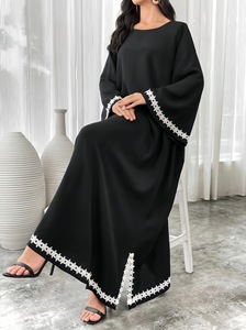 Abaya élégante pour femmes du Moyen-Orient avec motif dessiné à la main, manches évasées simples, coupe ample, petite fente contrastante - Product Image 6