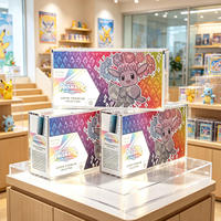 Boîte de protection en acrylique rouge vif à motifs, étanche et polie, pour présentation de statues d'anime en showroom