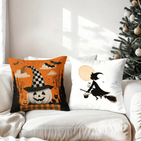 Les coussins décoratifs d'Halloween ornent le salon confortable avec des motifs de sorcières effrayantes, de citrouilles, de camions et de maisons hantées.