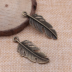Breloque <span class=keywords><strong>plume</strong></span> filigranée côtelée 40x16mm en alliage de zinc argent antique <span class=keywords><strong>pour</strong></span> la confection de <span class=keywords><strong>attrape</strong></span>-rêves - Product Image 4