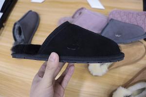 Pantoufles d'intérieur d'hiver pour femmes, <span class=keywords><strong>chaussons</strong></span> UGGSS chauds et antidérapants, en peluche, doublés en polaire, avec tige en daim - Product Image 3