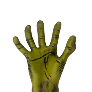 Décoration d'Halloween : Main coupée de monstre vert, <span class=keywords><strong>bras</strong></span> de zombie cassé, accessoire effrayant pour maison hantée, ornement de table ou de pelouse, décoration de fête d'Halloween - Product Image 2