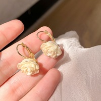 S925 argent aiguille français douce fille fleur Mori cravate boucles d'oreilles tempérament sens de haute qualité de petites boucles d'oreilles goujons de perles fraîches