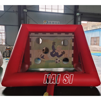 Terrain de jeu gonflable commercial rouge pour enfants : jeu de tir, but de football/soccer pour tir au but, jeu sportif