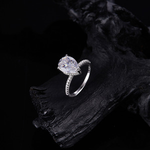 Anillo de Compromiso con Moissanita Corte Pera, Plata 925 con Baño de Rodio, Engaste de Garras, Banda Pavé, Estilo Clásico para Mujer - Product Image 3