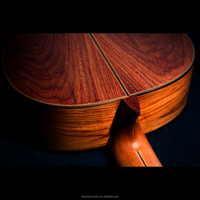 Guitare Flamenco Negra de style Reyes, fabriquée à la main, avec table en épicéa massif, dos et éclisses en palissandre de Madagascar, finition française.