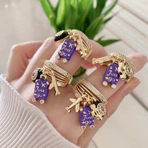 Anello da viaggio Tk-L629, nuovo arrivo, regalo per amanti dei viaggi, placcato oro, micro zirconi cubici, anello aperto con goccia viola, a forma di valigia e aereo - Product Image 1