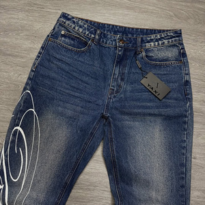 Pantalones Vaqueros Anchos Personalizados al por Mayor para Hombre con Estampado de Líneas Cursivas Blancas, Vaqueros Vintage Lavados, Corte Acampanado para Y2K - Product Image 3