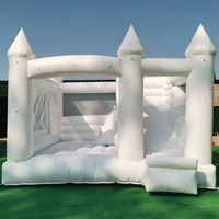 Vente directe d'usine de grands châteaux gonflables personnalisables avec logos, parfaits pour la décoration de scènes de mariage.
