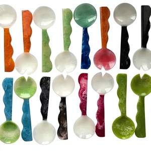 Ensemble de couverts de service en résine tourbillonnée de style minimaliste, personnalisé pour la cuisine, la vaisselle et la table, comprenant une cuillère et une fourchette pour servir les aliments - Product Image 1