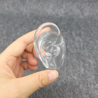 Service audio ITE, prothèses auditives BTE présentant des modèles d'oreille souple hautement transparents en caoutchouc humain pour démontrer l'IEM