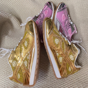 Zapatos deportivos unisex de alta calidad con cordones, diseño dorado, estilo deportivo de lujo para caminar. - Product Image 1