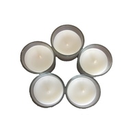 Bougies votives remplies sans parfum dans des tasses en verre