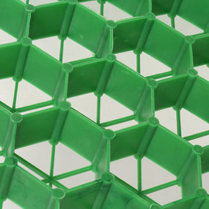 Grilles d'<span class=keywords><strong>herbe</strong></span> poreuses en plastique installées avec des pavés de grille d'<span class=keywords><strong>herbe</strong></span> placés <span class=keywords><strong>sur</strong></span> des allées de ville - Product Image 5