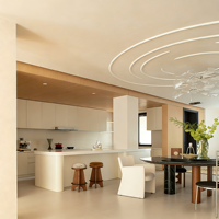 Grandes portes d'armoires de cuisine en bois massif de luxe français, dorées à la main, sur mesure pour toute la maison