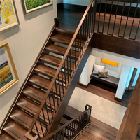 Escalier droit sur mesure en acier au carbone au design moderne avec marches en bois massif et garde-corps en câble