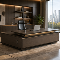 Bureau de direction contemporain en noyer foncé avec meuble d'appoint intégré et éclairage LED d'ambiance, grande table de bureau pour suite de PDG