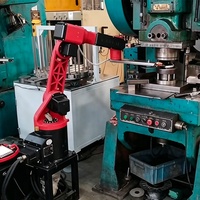 Robot articulé, machine industrielle, bras robotisé adapté aux opérations de chargement et de déchargement industrielles, opérations de stampage