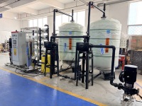 Usine de traitement d'eau par osmose inverse (RO) 10TPH 10000L/H avec pompe PLC pour l'embouteillage d'eau potable et la ligne de remplissage de fûts