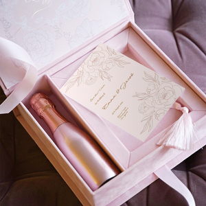 <span class=keywords><strong>Boîte</strong></span> d'invitation <span class=keywords><strong>de</strong></span> mariage rose poudré <span class=keywords><strong>vide</strong></span> personnalisée avec pompon et logo en aluminium personnalisé, parfaite pour les cadeaux <span class=keywords><strong>de</strong></span> demoiselle d'honneur - Product Image 1