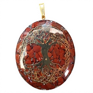 Pendentif Orgone en Agate Rouge et Jaspe avec Breloque Métallique de Guérison, Éclats de Pierres Précieuses Naturelles, Fait Main, Écologique, Forme Artisanale, Inde (Gujarat) - Product Image 1