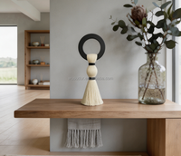 Centre de table moderne en bois neutre avec anneau unique et pompons en coton, décoration de table basse, sculpture de table de salon style bohème