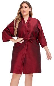 Robe de salon de beauté de luxe personnalisée avec logo rouge en polyester imperméable, kimono pour <span class=keywords><strong>coupe</strong></span> de cheveux pour adultes - Product Image 2