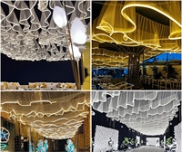 S638 Rideaux de plafond blancs en forme de S de haute qualité avec bande lumineuse LED pour la décoration de plafond de mariage