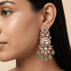 Boucles d'oreilles pendantes longues en Kundan Polki non taillées, couleur vert émeraude, plaquées or, style statement, pour mariée indienne, à porter lors de mariages. - Product Image 2