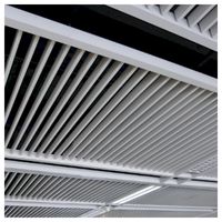 Designs de plafonds en aluminium à lattes linéaires modernes et haut de gamme pour cuisines en open space et espaces de vie et de salle à manger combinés