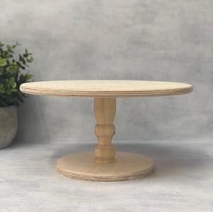 Table rustique en bois pour les fêtes de mariage et les événements, idéale pour exposer les gâteaux et les desserts - Product Image 1