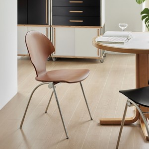 Chaise de salle à manger scandinave en bois massif, design stable, pour adultes. - Product Image 5